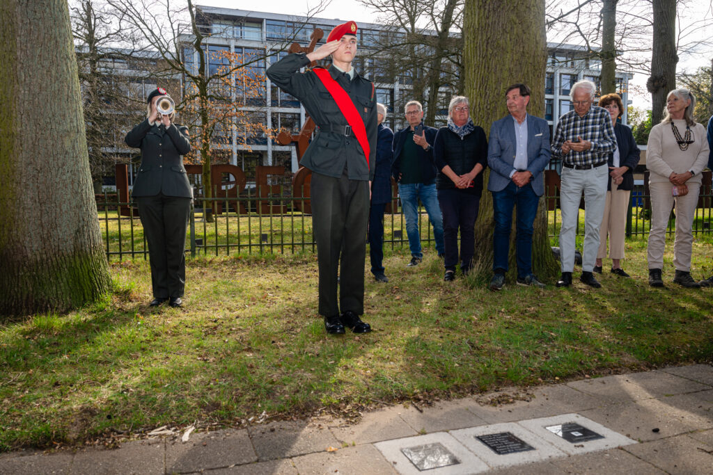 Lancaster crash in Zeist na 80 jaar herdacht met monument en Canadese families